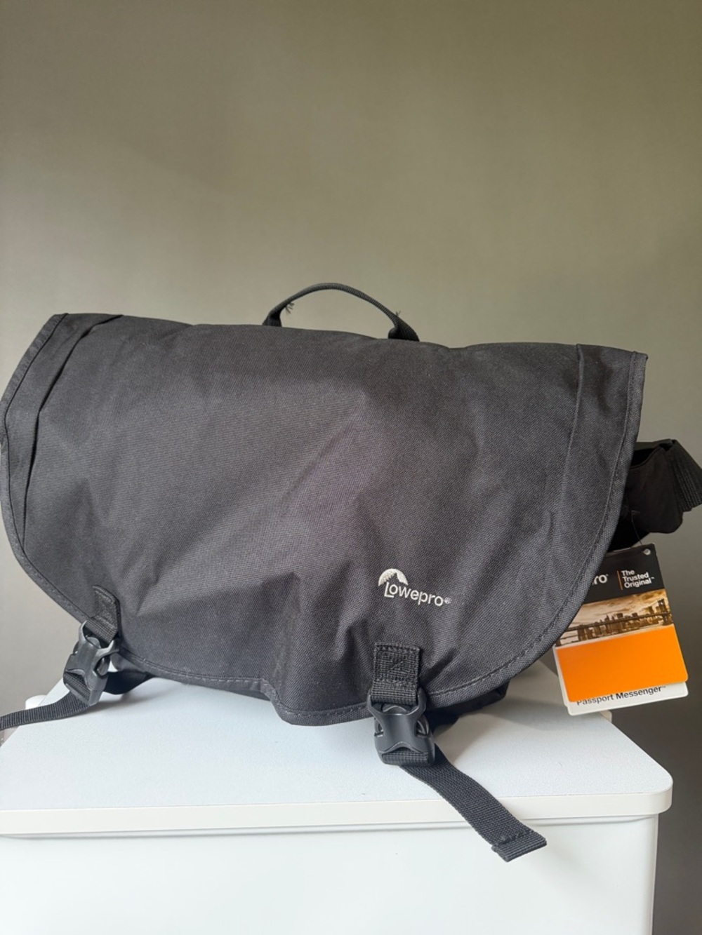 Camera Bag NWT Lowepro Camera Bag Lowepro Passport Messenger Bag Camera gear bag